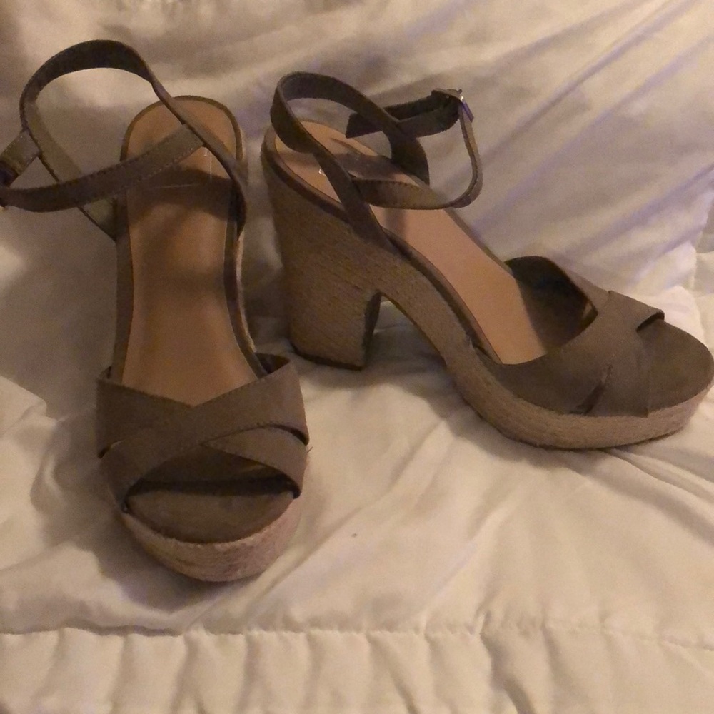 Size 8.5 Karri Blue heels. Olive green